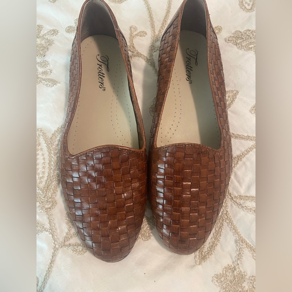 Women’s Trotters Liz Red Woven Round Toe Loafers Size 8W